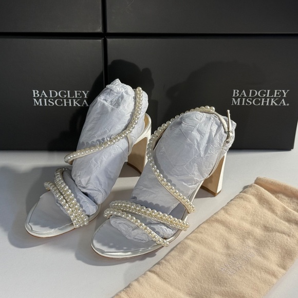 Badgley Mischka Womens Amora White Pearl Satin Ankle Strap Size 8 new - Picture 2 of 15